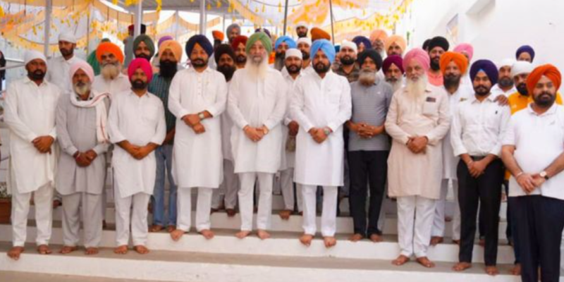 गुरुद्वारा श्री बाउली साहिब में नतमस्तक हुए पूर्व विधायक रविंदर सिंह ब्रह्मपुरा, विधायक मनजिंदर सिंह लालपुरा भी रहे मौजूद